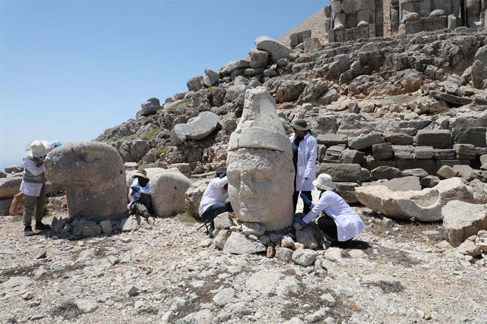 NEMRUT’UN DEV TAŞLARINA CAN VEREN TARİHÎ DOKUNUŞ
